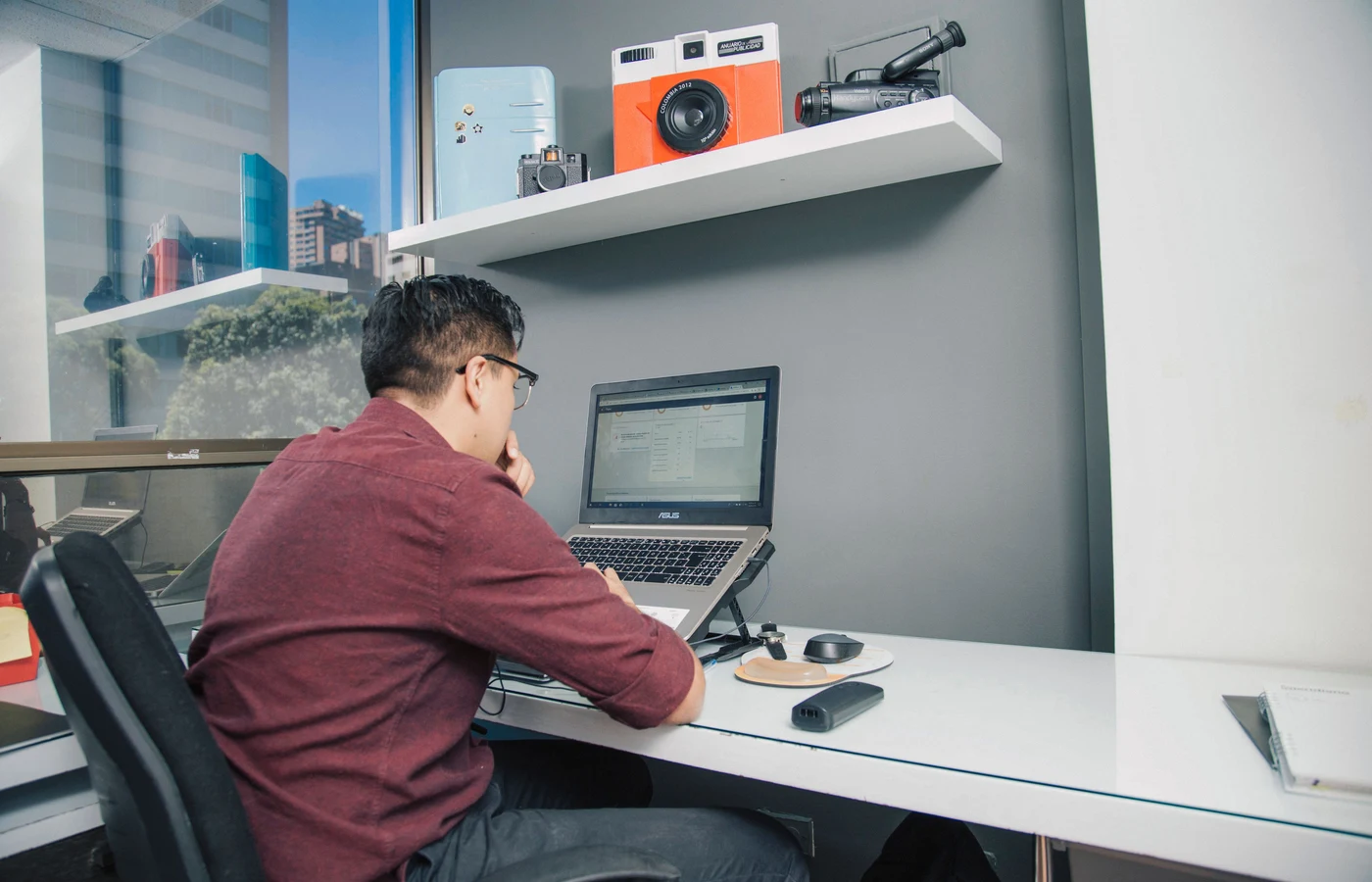 Professionnel appliquant une méthode numérique pendant sa journée de travail