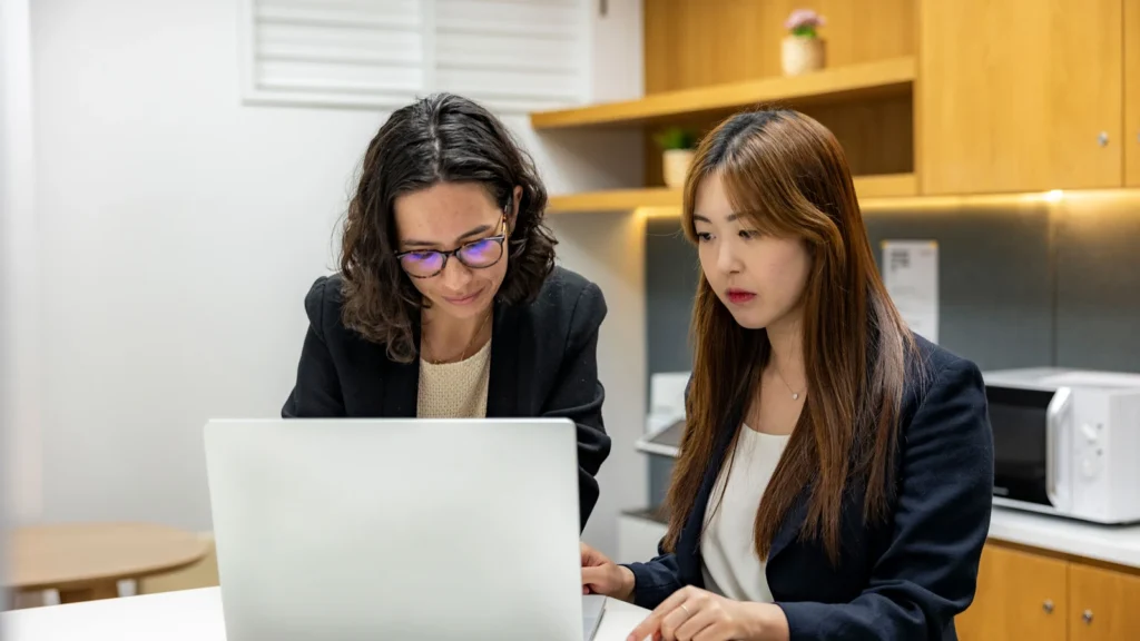 Professionnels d'une petite entreprise travaillant sur leur présence numérique