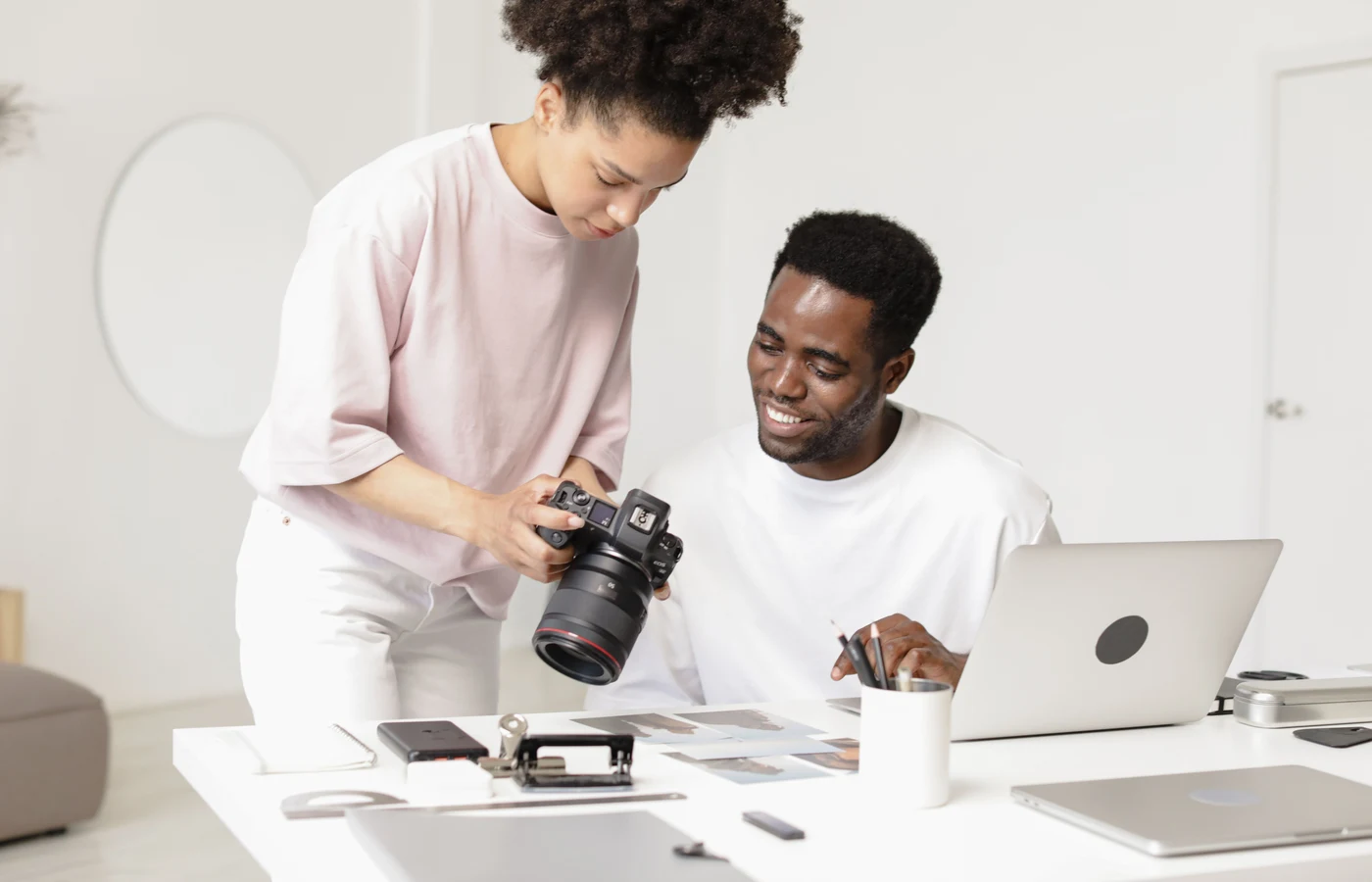 Professionnel appliquant une méthode numérique pendant sa journée de travail