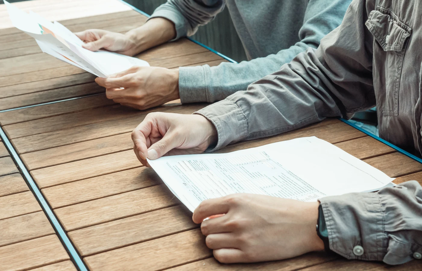 Deux collègues planifiant leurs prochaines actions avec des notes de travail