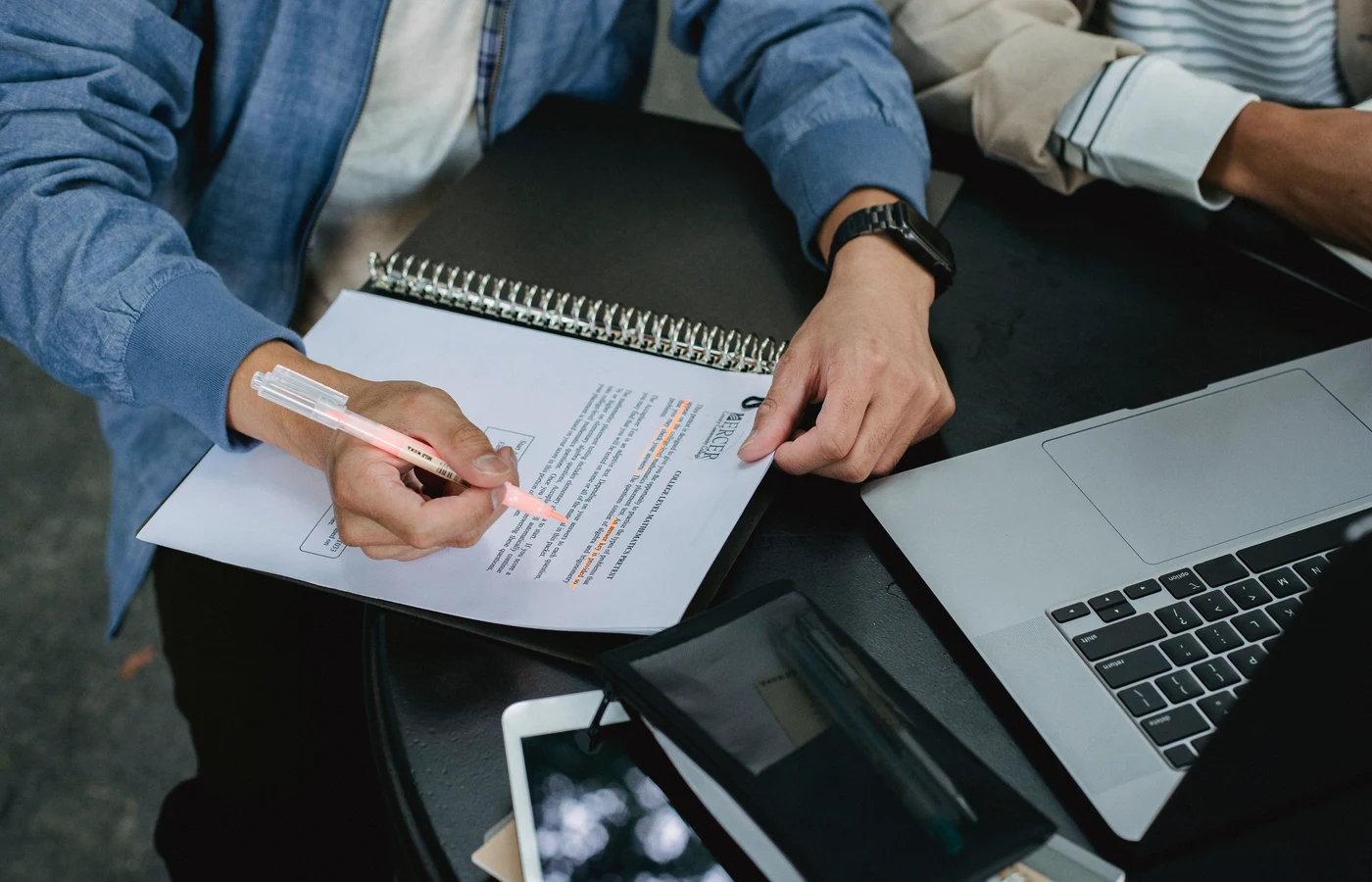 Deux collègues planifiant leurs prochaines actions avec des notes de travail
