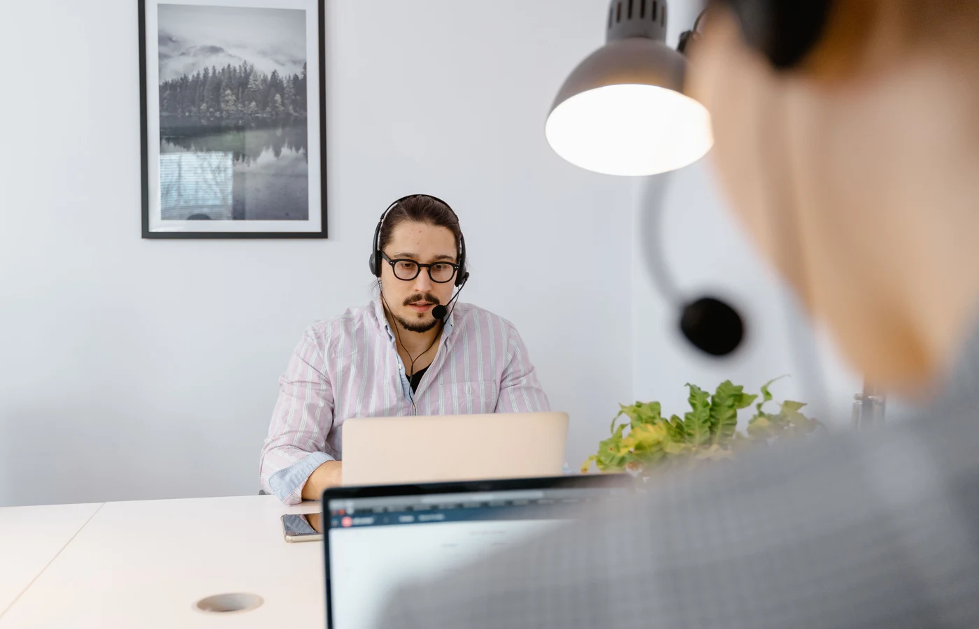 Professionnel appliquant une méthode numérique pendant sa journée de travail