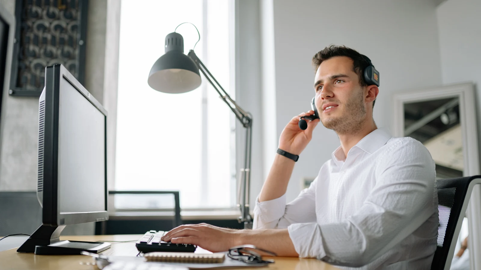 Professionnels d'une petite entreprise travaillant sur leur présence numérique
