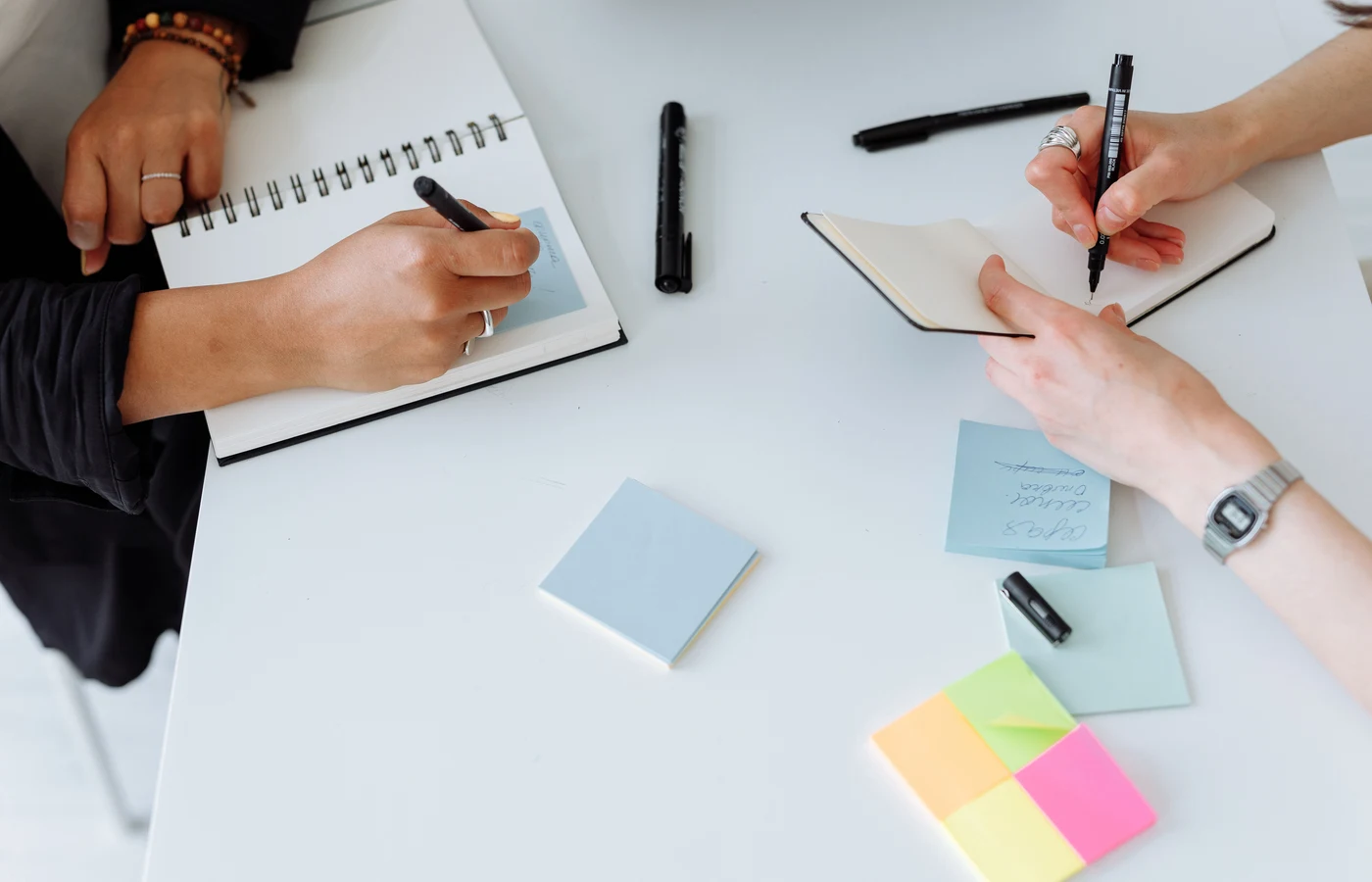Deux collègues planifiant leurs prochaines actions avec des notes de travail