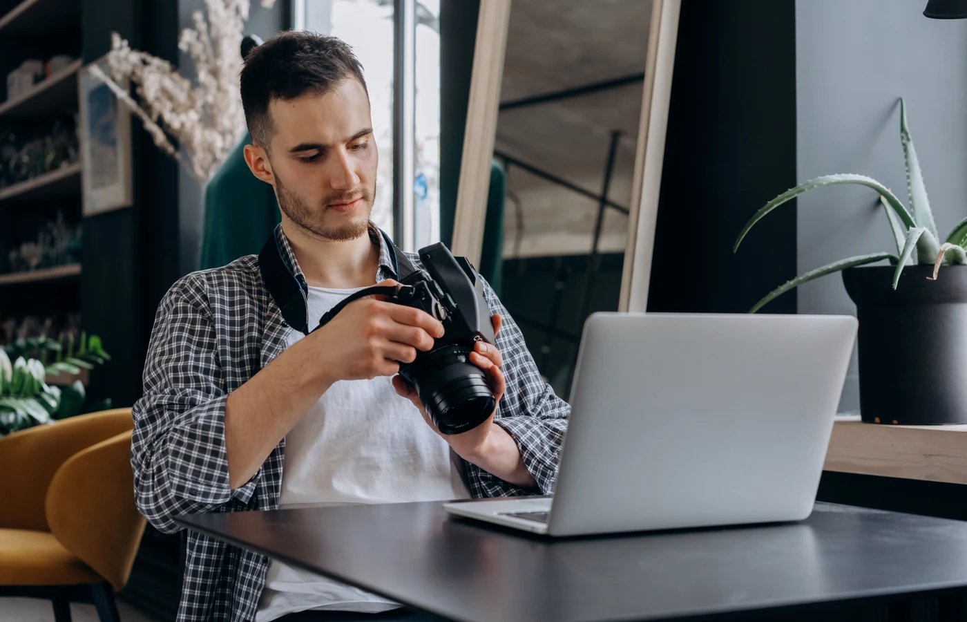 Professionnel appliquant une méthode numérique pendant sa journée de travail