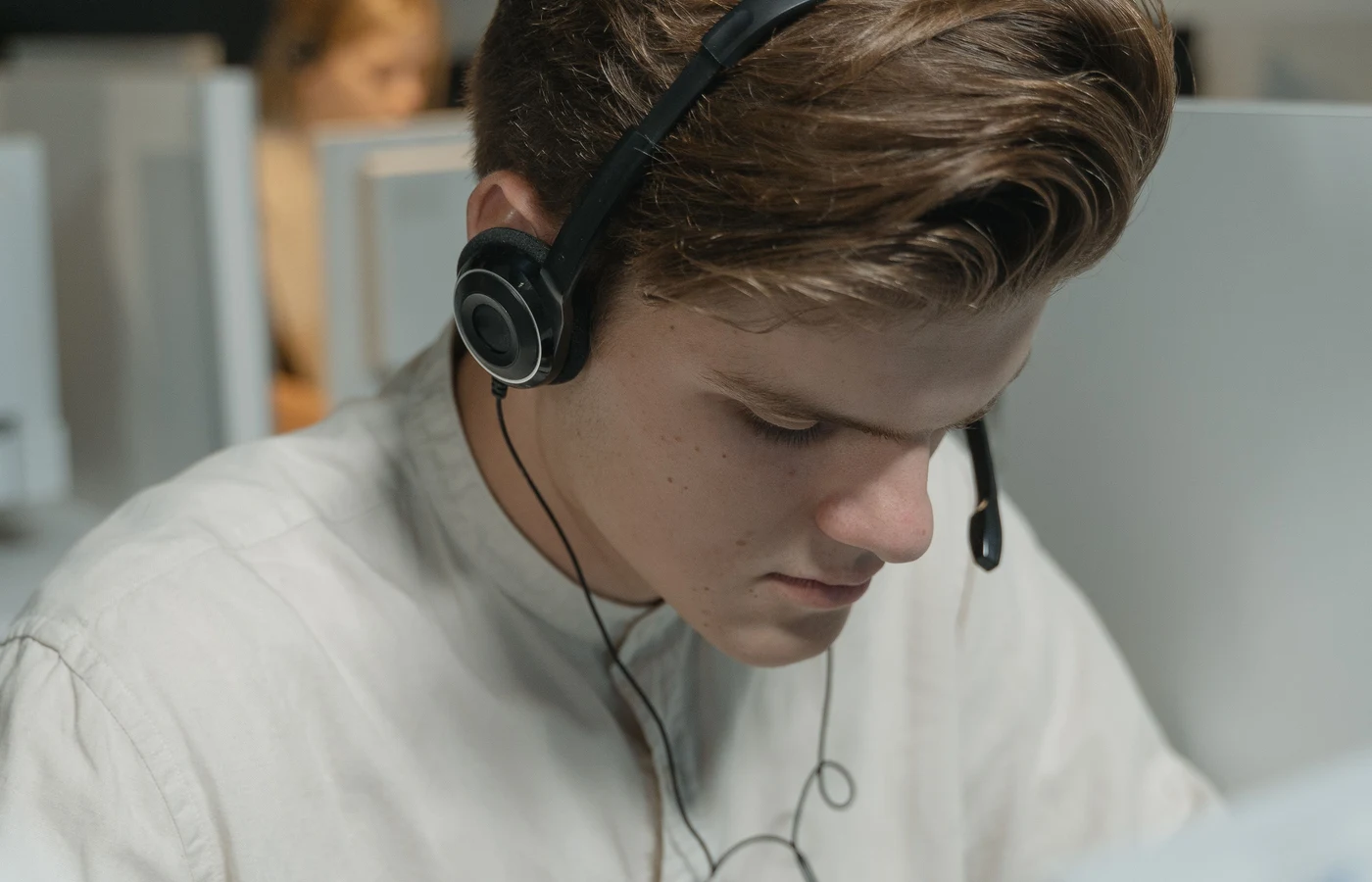 Professionnel appliquant une méthode numérique pendant sa journée de travail