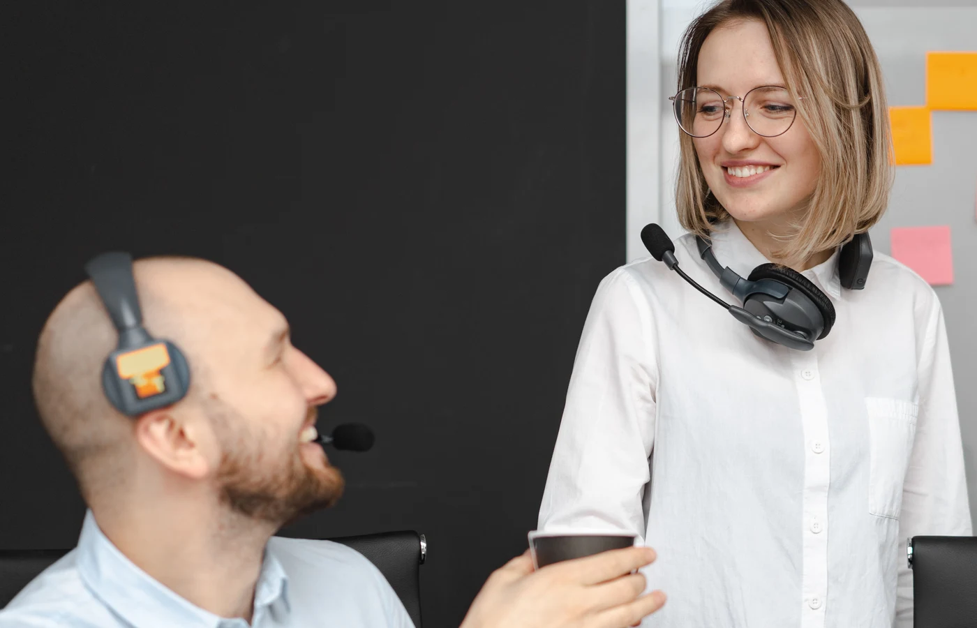Petite équipe examinant les résultats et les prochaines actions à réaliser