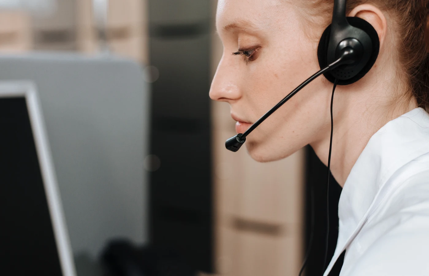 Professionnel appliquant une méthode numérique pendant sa journée de travail