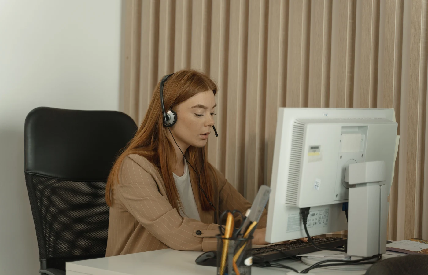 Professionnel appliquant une méthode numérique pendant sa journée de travail