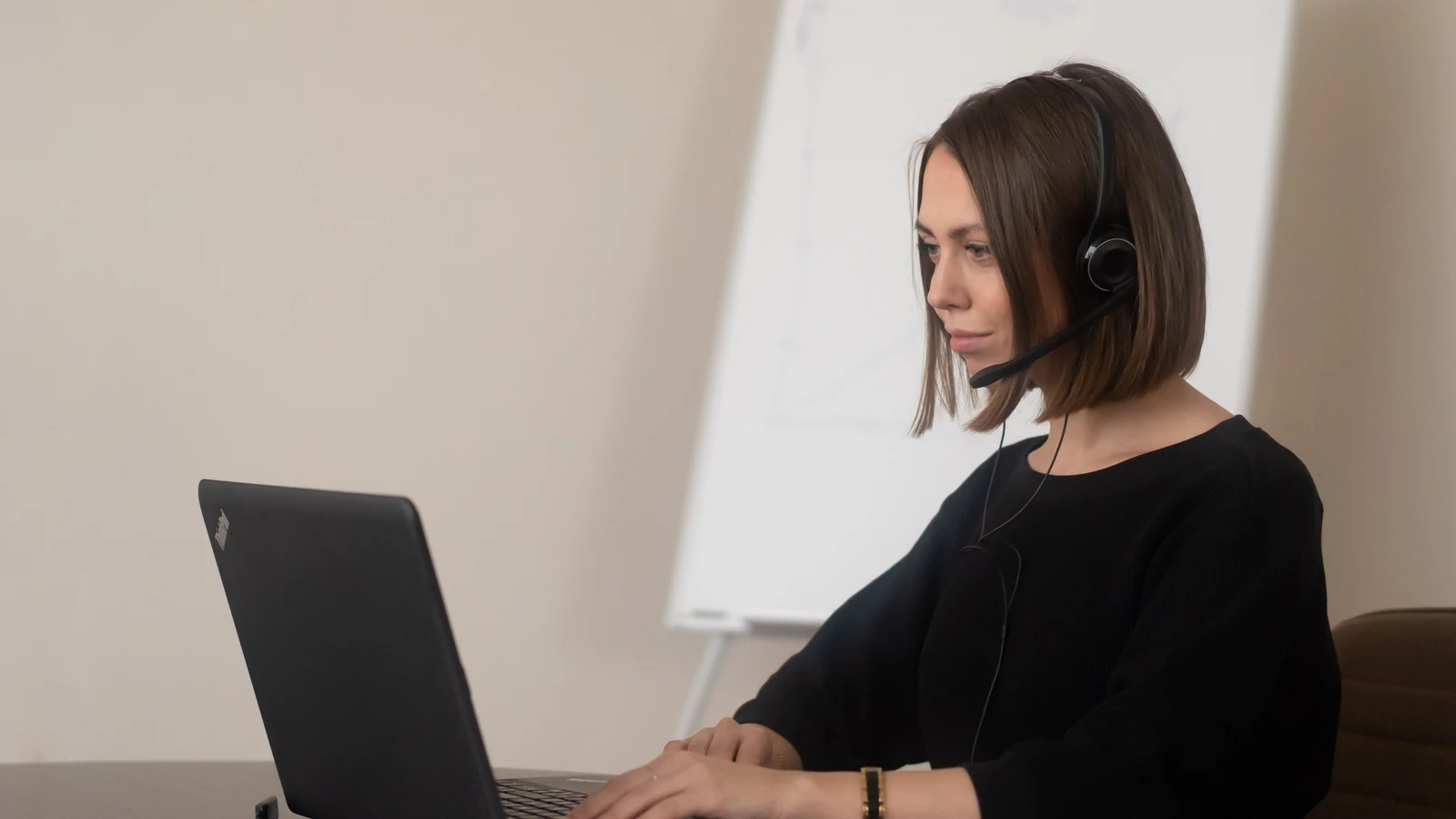 Professionnels d'une petite entreprise travaillant sur leur présence numérique