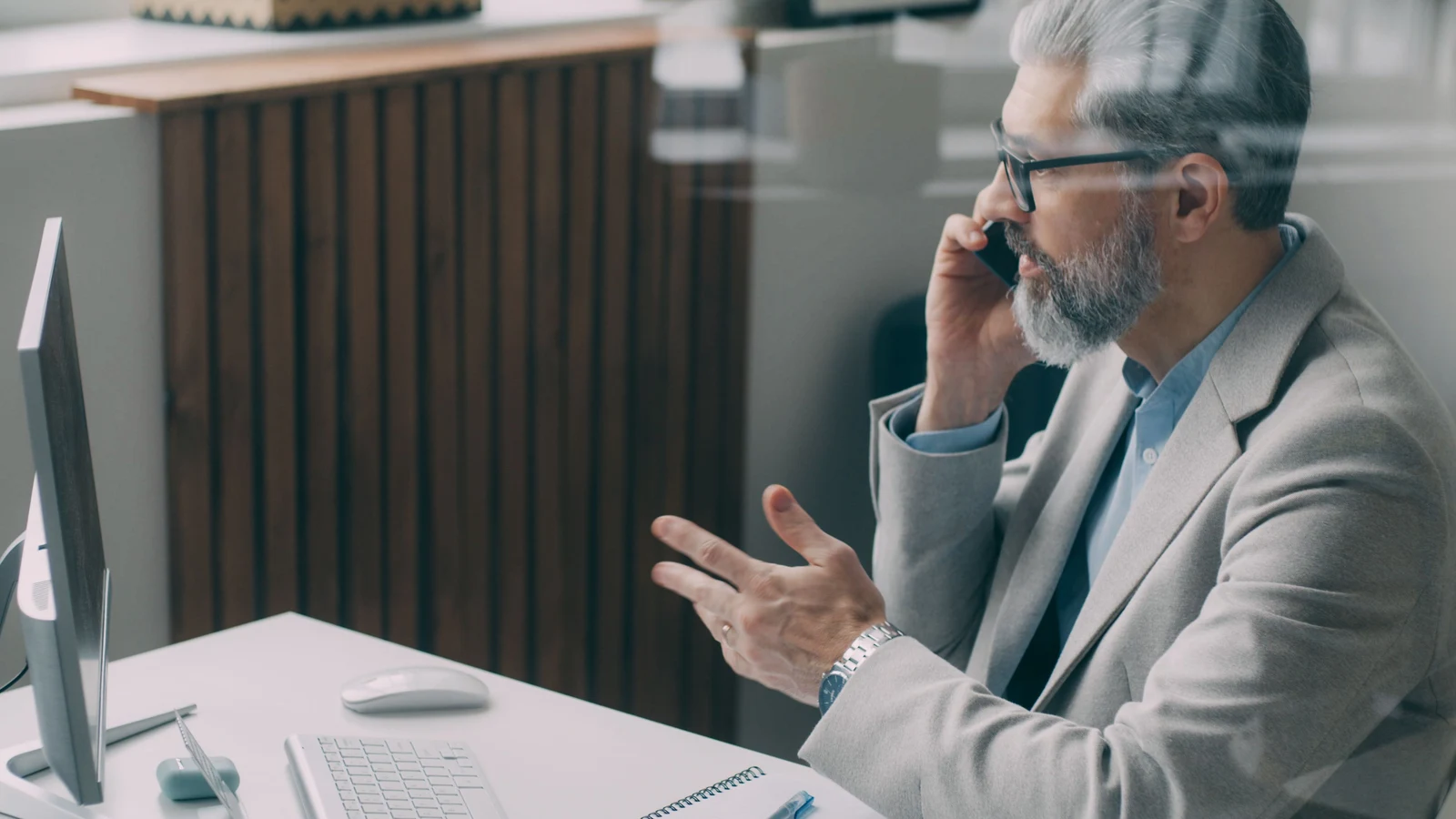Professionnels d'une petite entreprise travaillant sur leur présence numérique
