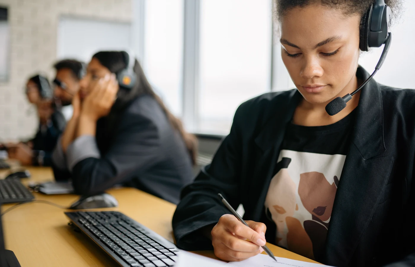 Petite équipe examinant les résultats et les prochaines actions à réaliser