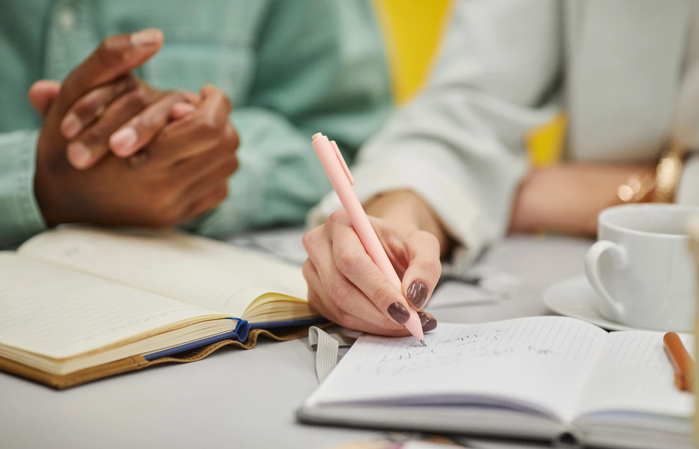 Deux collègues planifiant leurs prochaines actions avec des notes de travail