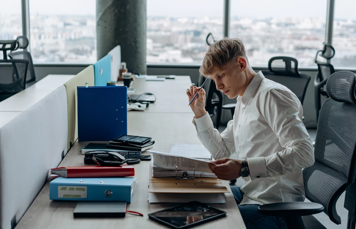 Professionnel appliquant une méthode numérique pendant sa journée de travail
