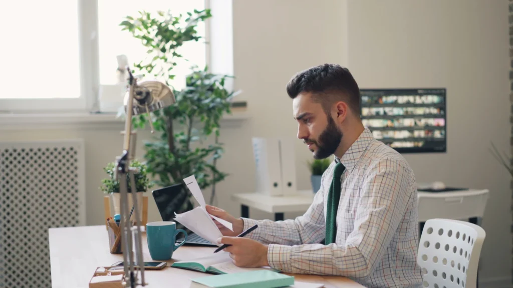 Professionnels d'une petite entreprise travaillant sur leur présence numérique