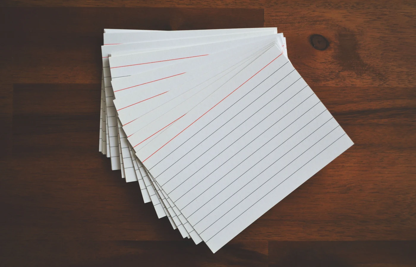 Deux collègues planifiant leurs prochaines actions avec des notes de travail