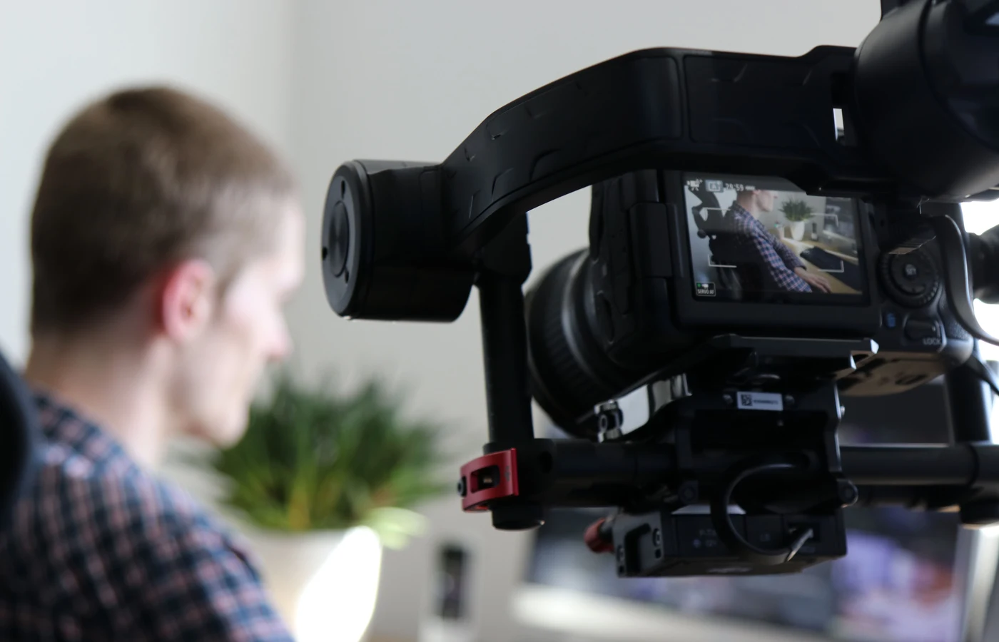 Professionnel appliquant une méthode numérique pendant sa journée de travail