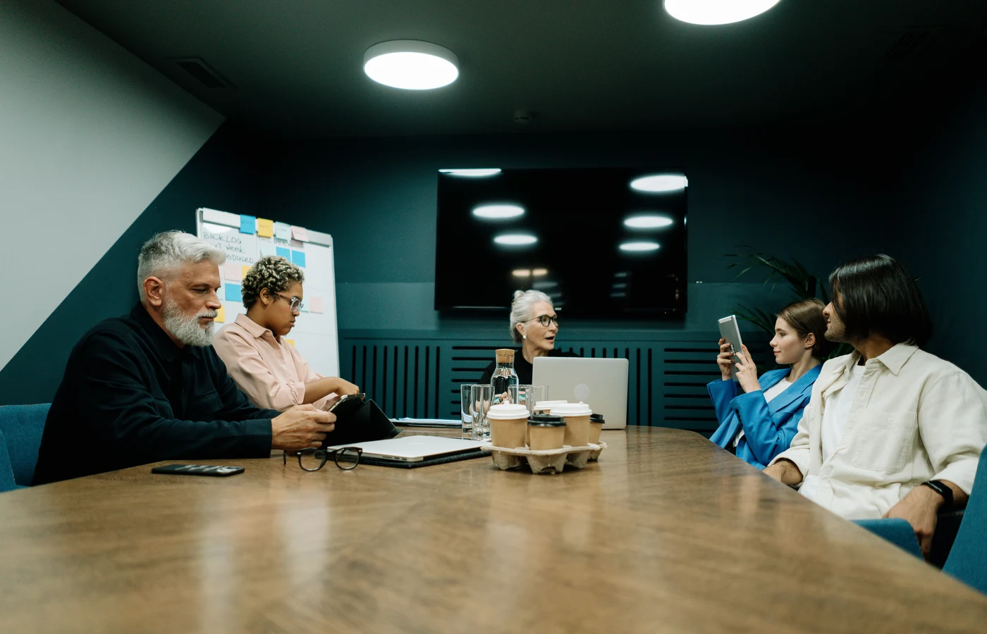 Petite équipe examinant les résultats et les prochaines actions à réaliser