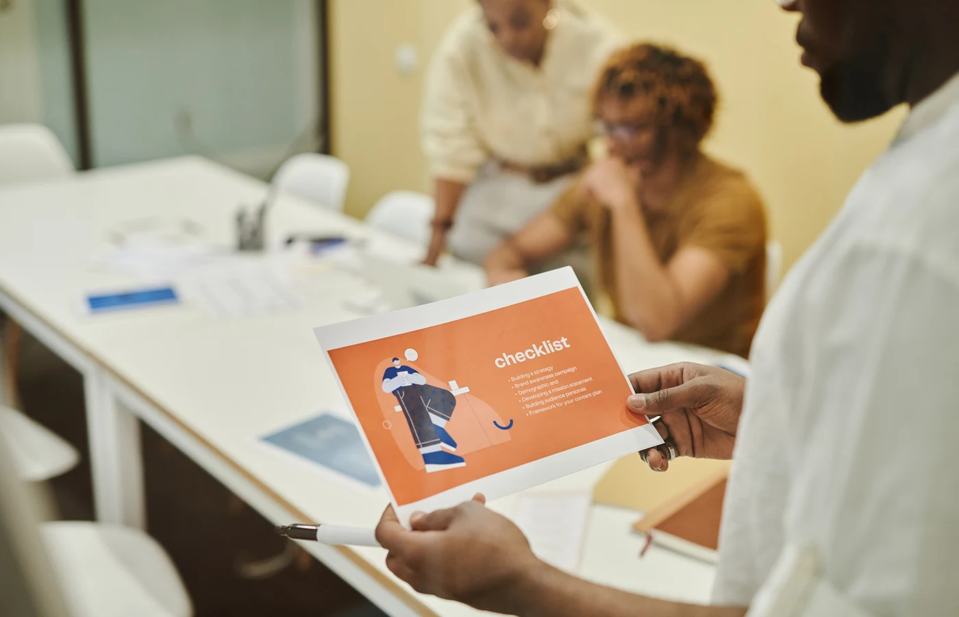 Deux collègues planifiant leurs prochaines actions avec des notes de travail