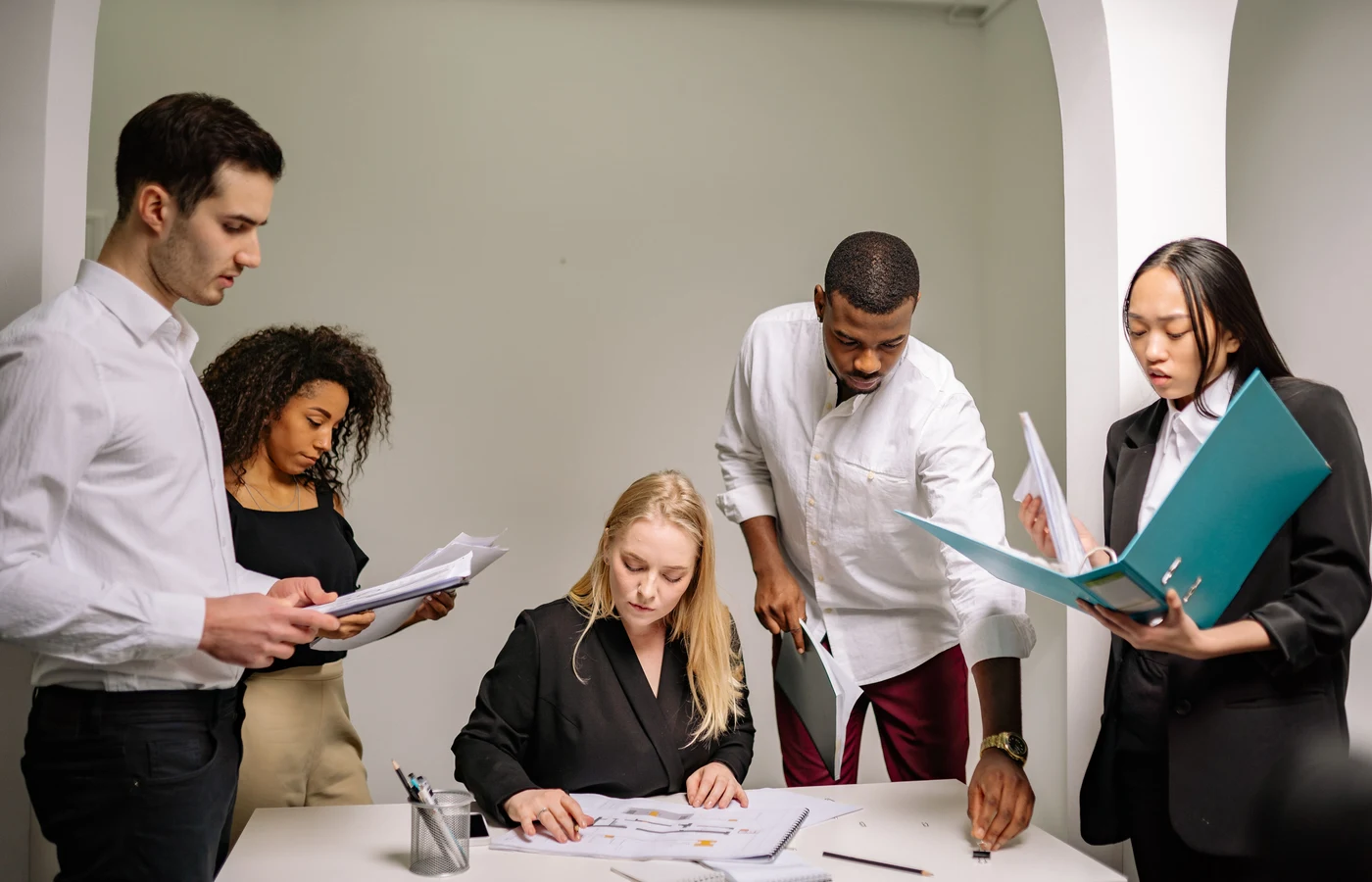 Petite équipe examinant les résultats et les prochaines actions à réaliser