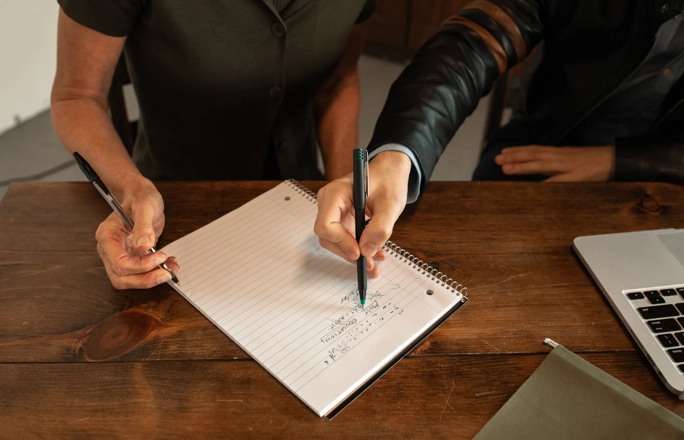 Deux collègues planifiant leurs prochaines actions avec des notes de travail