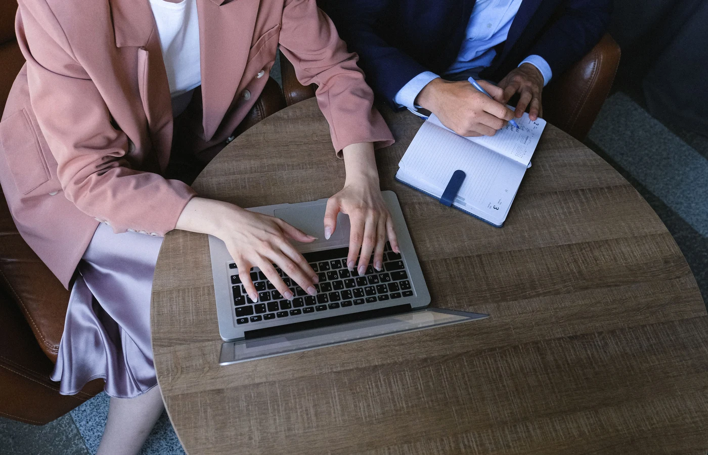 Deux collègues planifiant leurs prochaines actions avec des notes de travail