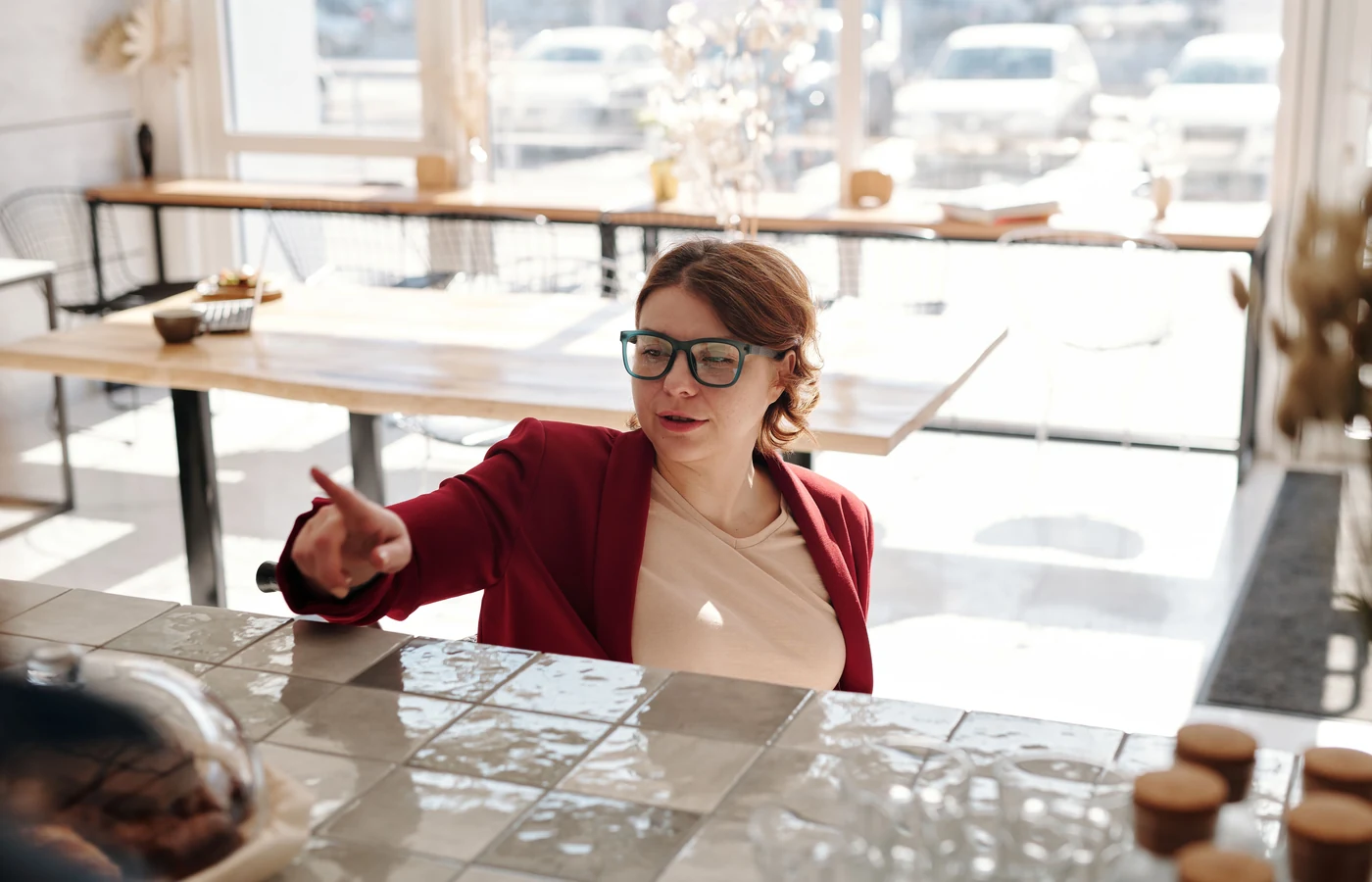 Employée d'un petit commerce répondant à la question d'un client
