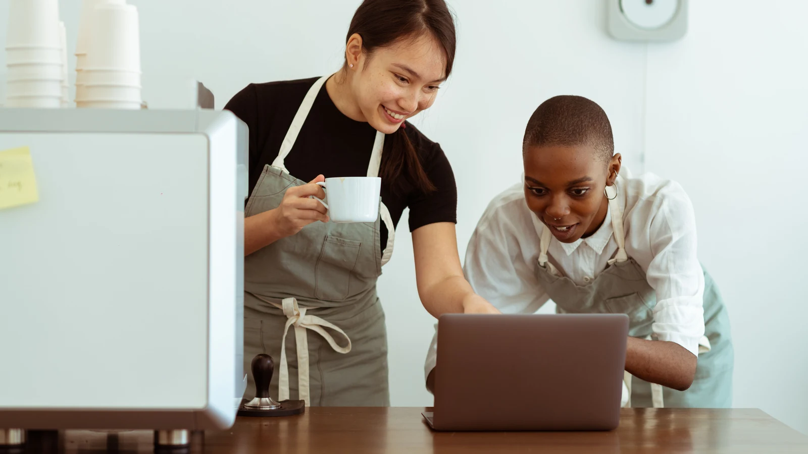 Deux collègues révisant le contenu d'un site selon les besoins des visiteurs