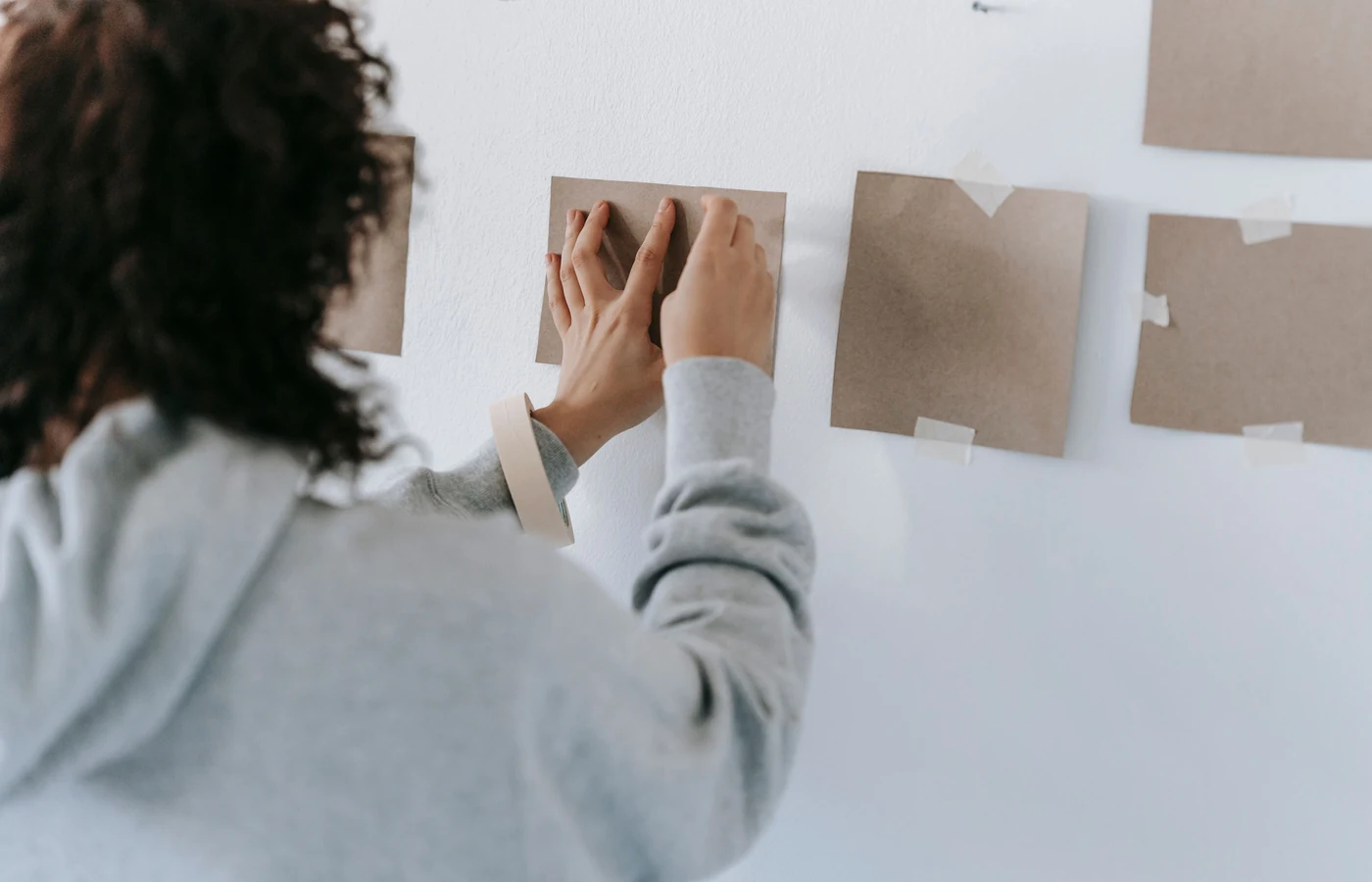 Petite équipe organisant les étapes d'un parcours client avec des fiches
