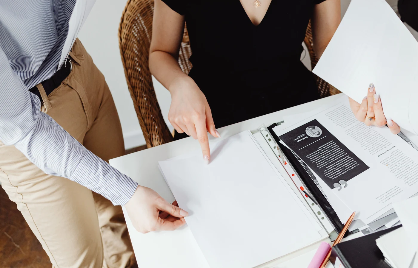 Deux collègues planifiant leurs prochaines actions avec des notes de travail