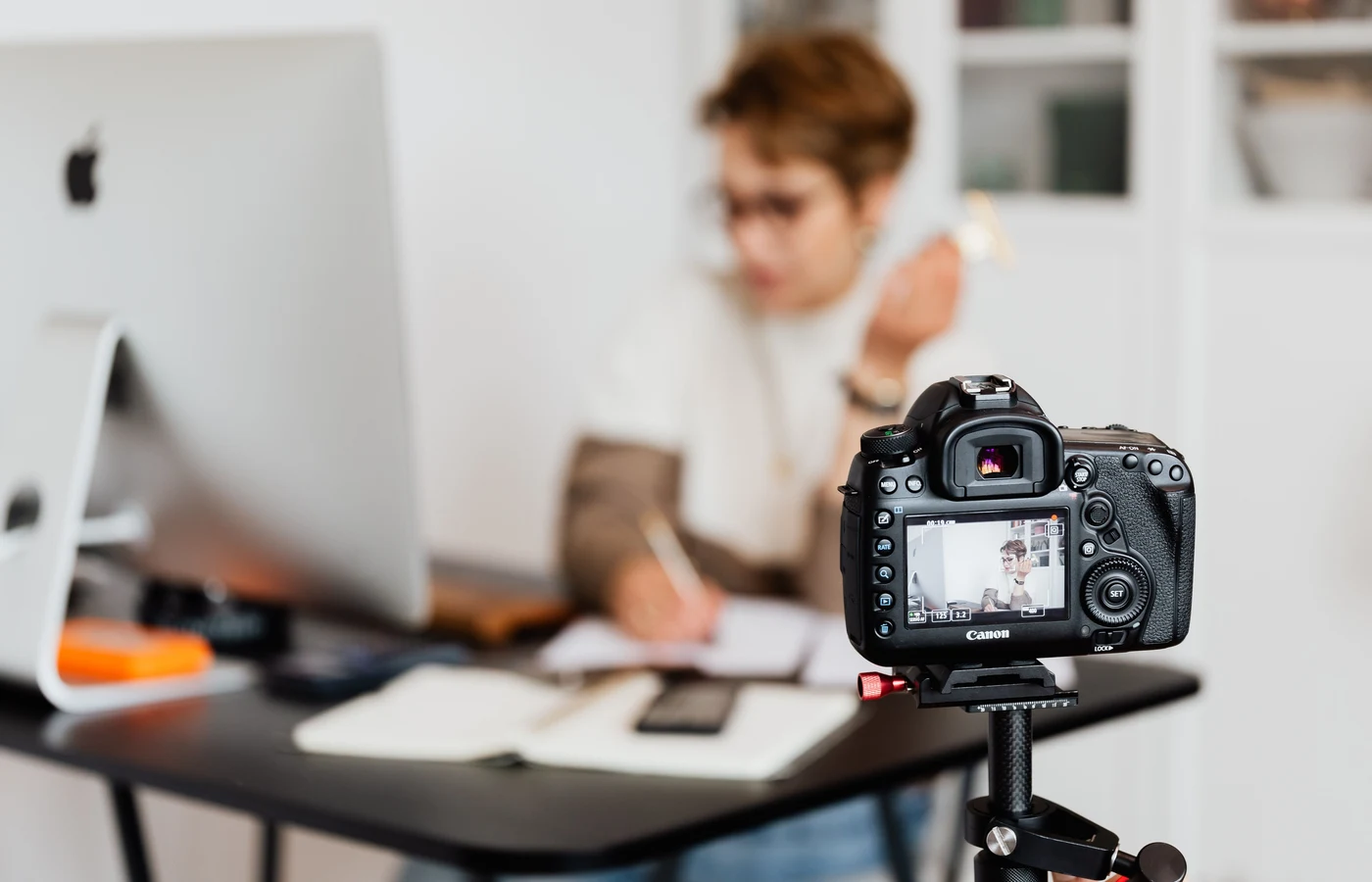 Professionnel appliquant une méthode numérique pendant sa journée de travail