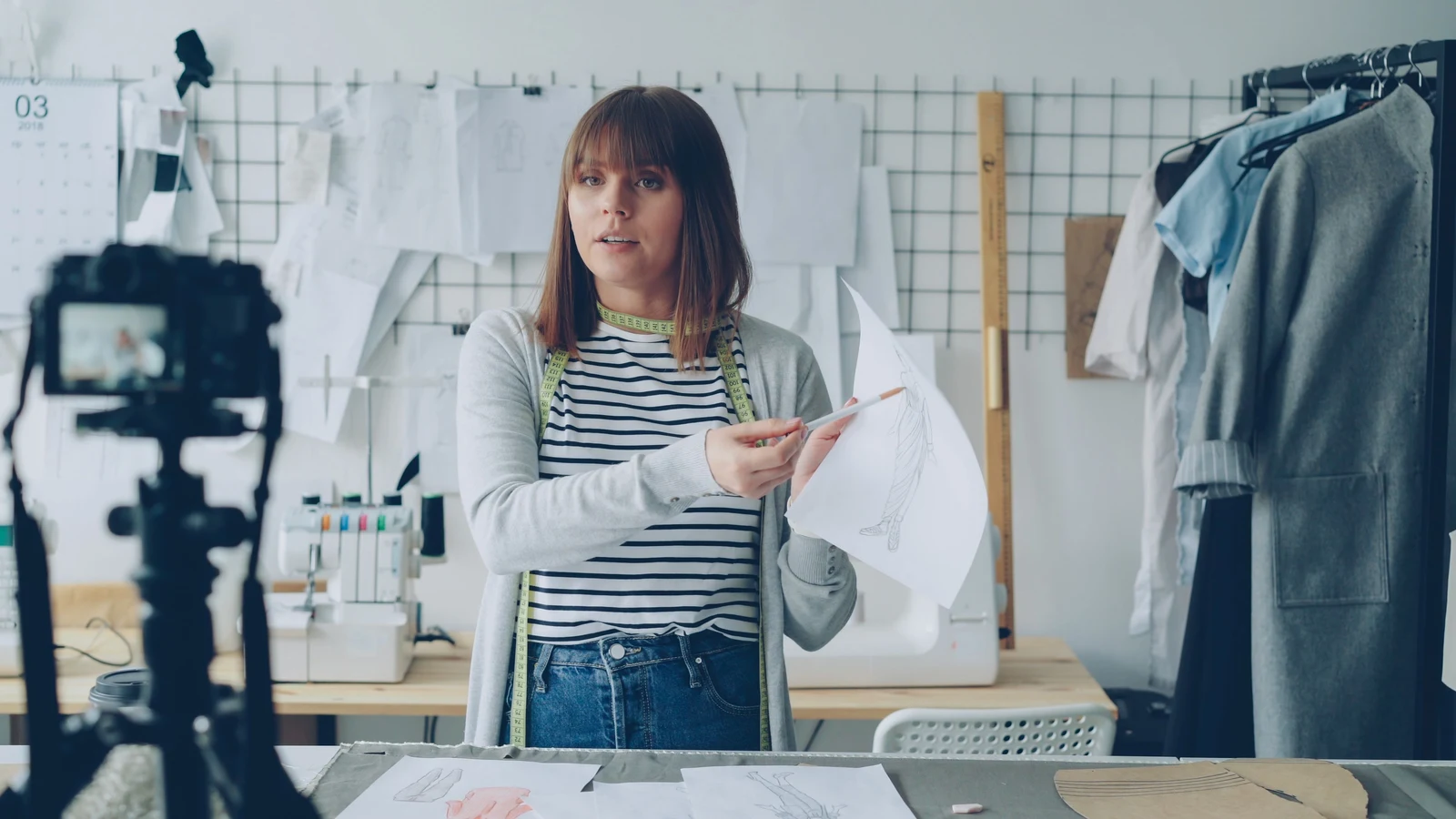 Professionnels d'une petite entreprise travaillant sur leur présence numérique