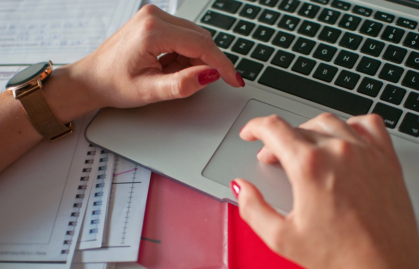 Deux collègues planifiant leurs prochaines actions avec des notes de travail