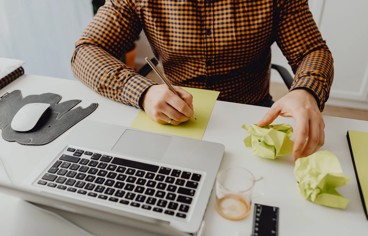 Professionnel appliquant une méthode numérique pendant sa journée de travail