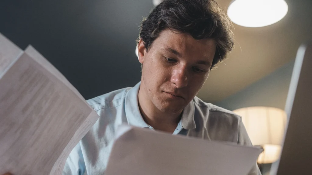 Professionnels d'une petite entreprise travaillant sur leur présence numérique