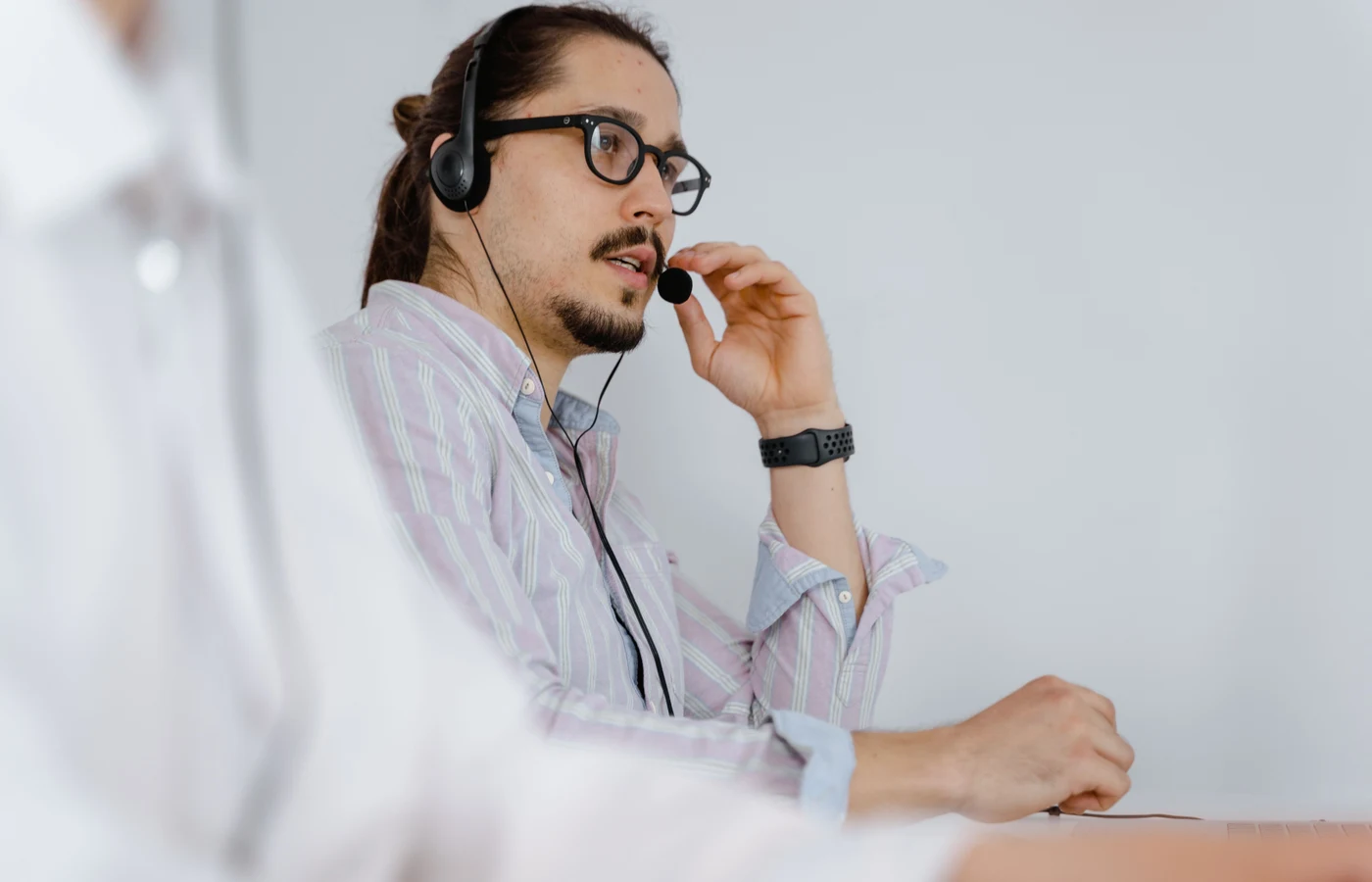 Professionnel appliquant une méthode numérique pendant sa journée de travail