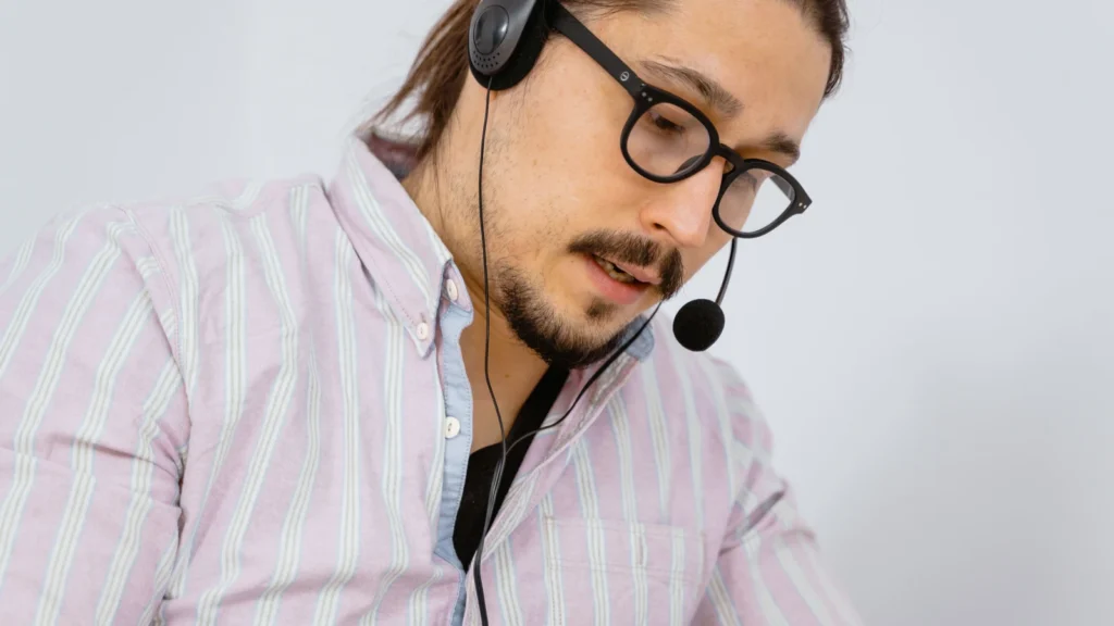 Professionnels d'une petite entreprise travaillant sur leur présence numérique