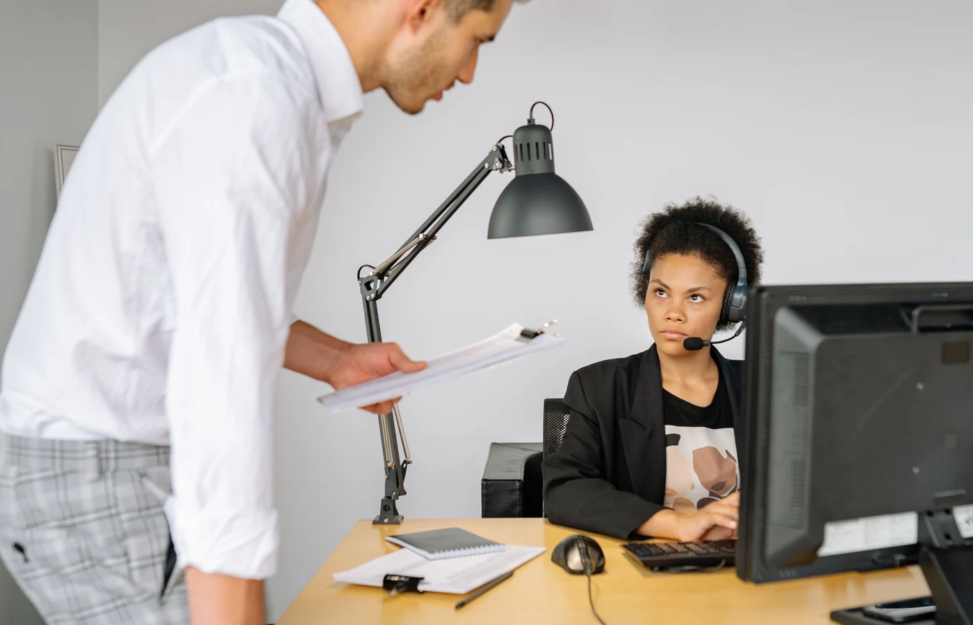 Deux collègues planifiant leurs prochaines actions avec des notes de travail