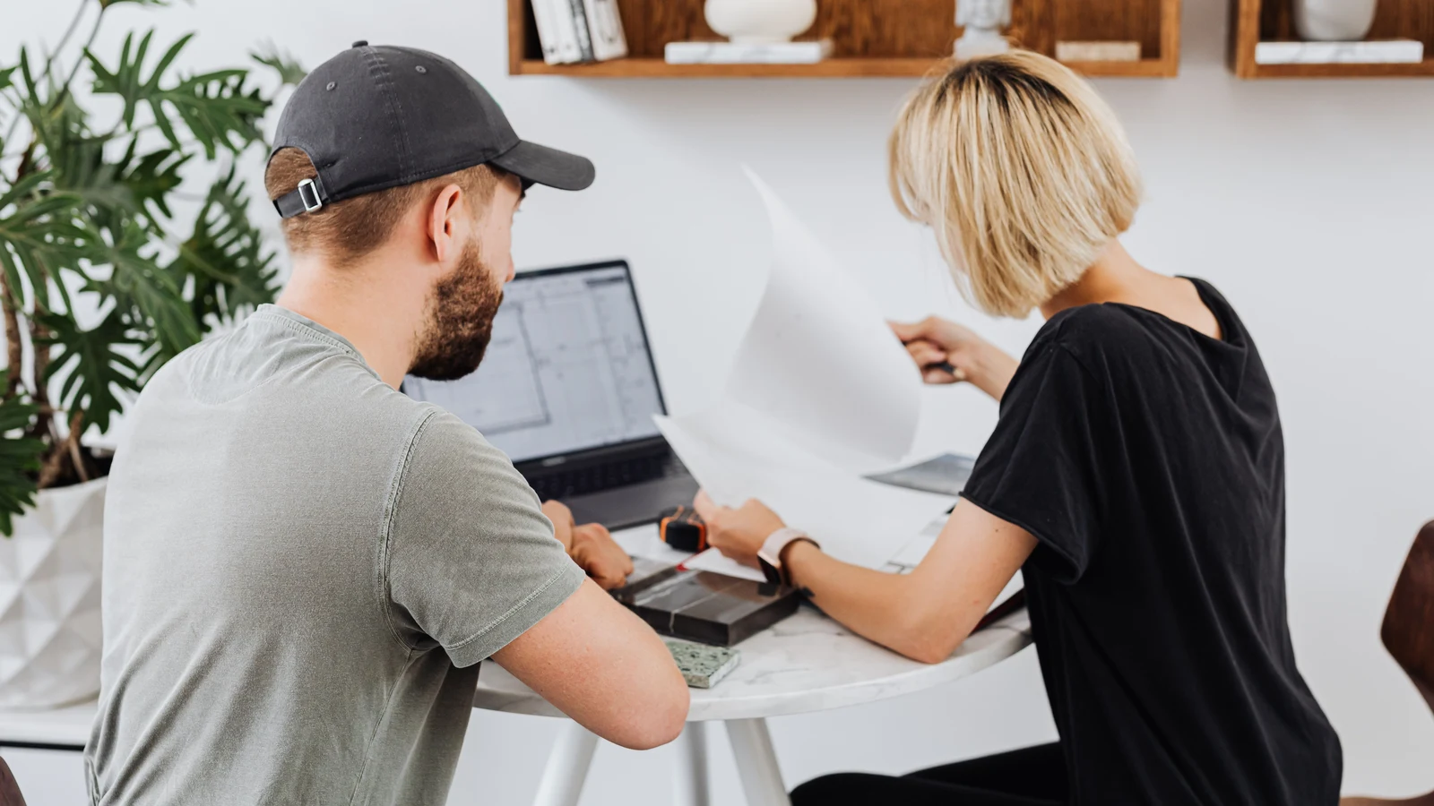 Professionnels d'une petite entreprise travaillant sur leur présence numérique