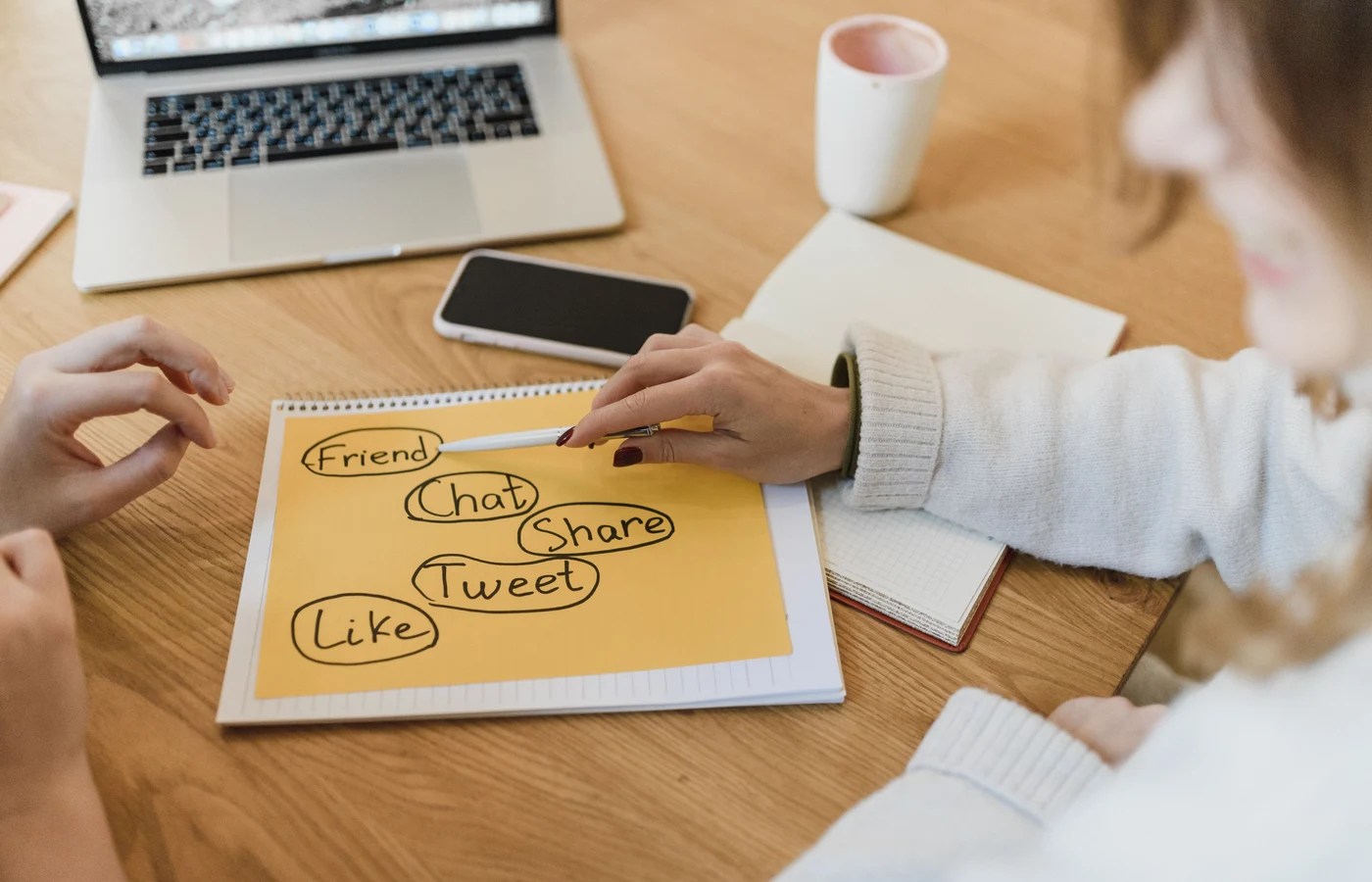 Deux collègues planifiant leurs prochaines actions avec des notes de travail