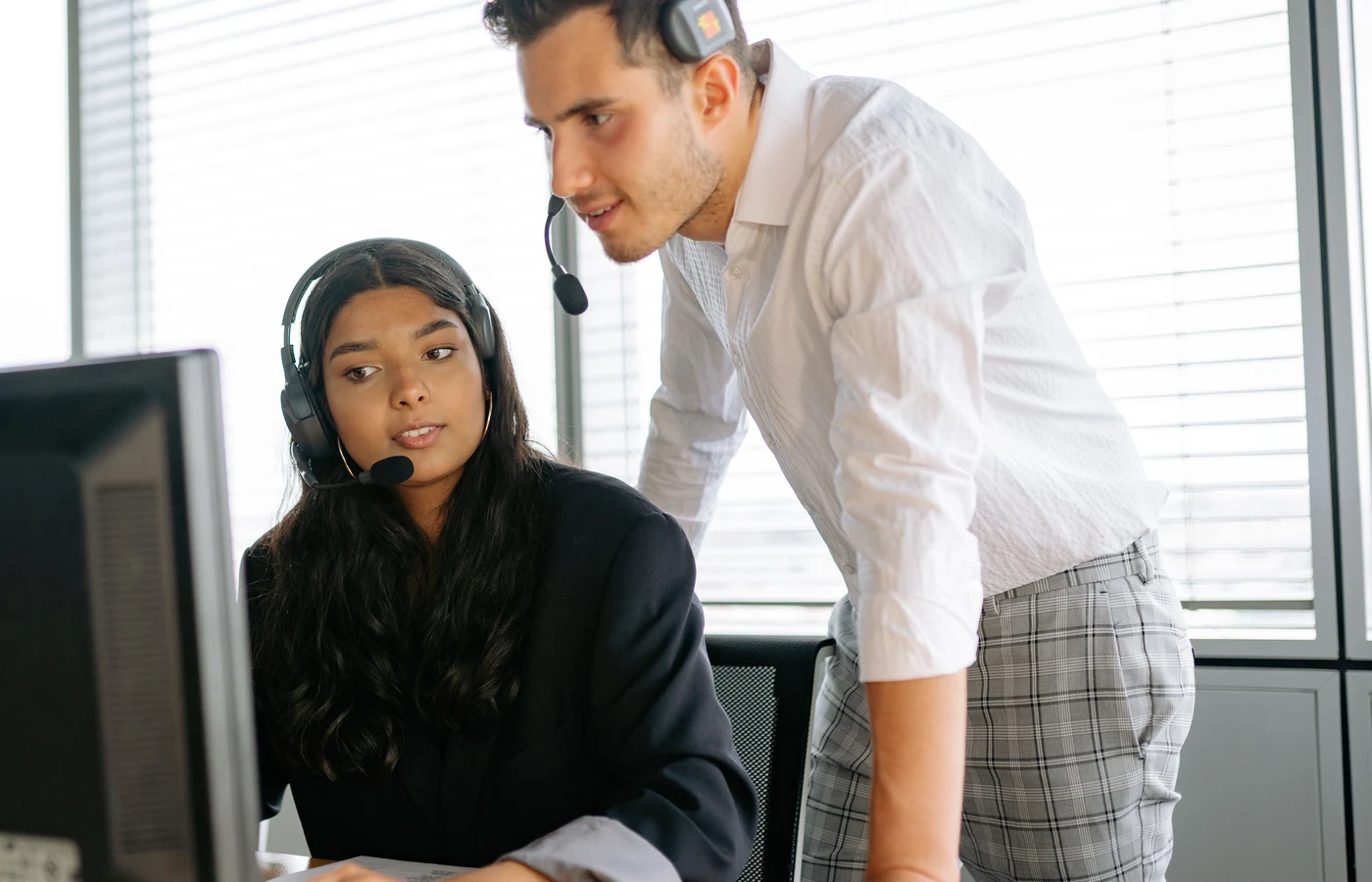 Professionnel appliquant une méthode numérique pendant sa journée de travail