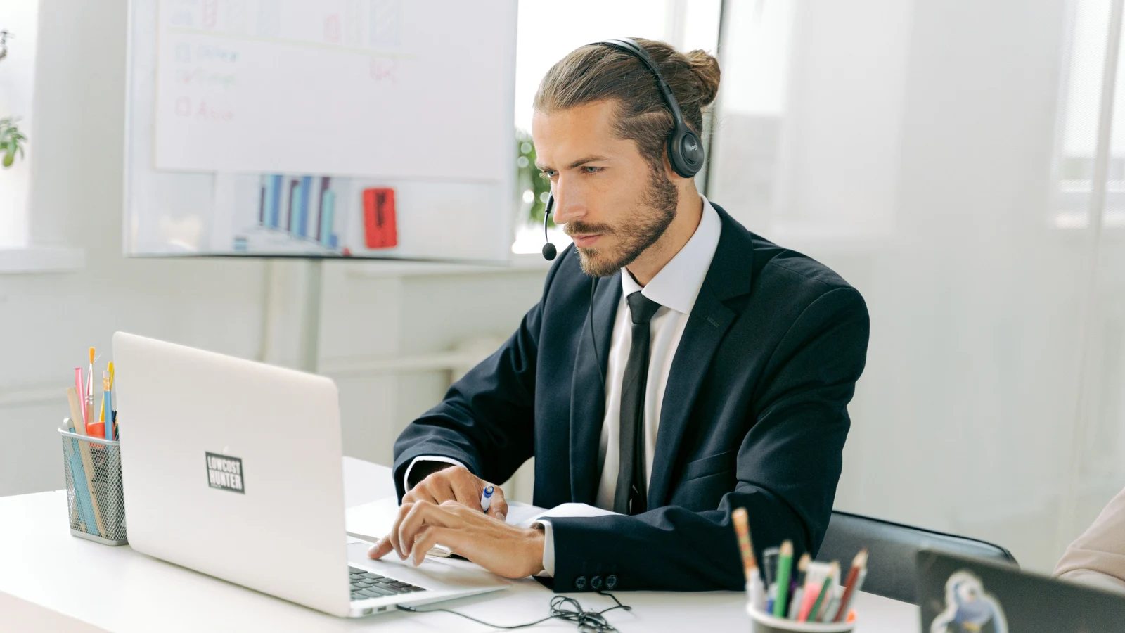 Professionnels d'une petite entreprise travaillant sur leur présence numérique