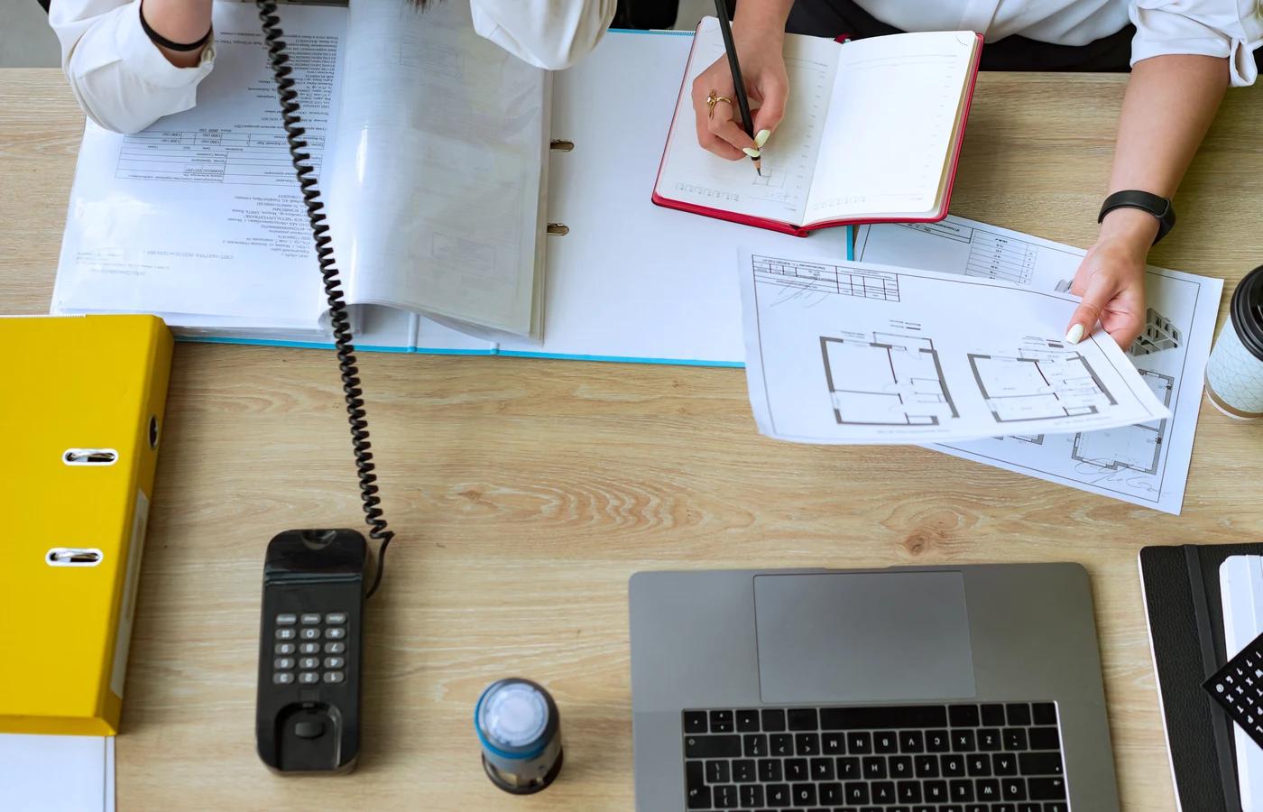 Deux collègues planifiant leurs prochaines actions avec des notes de travail