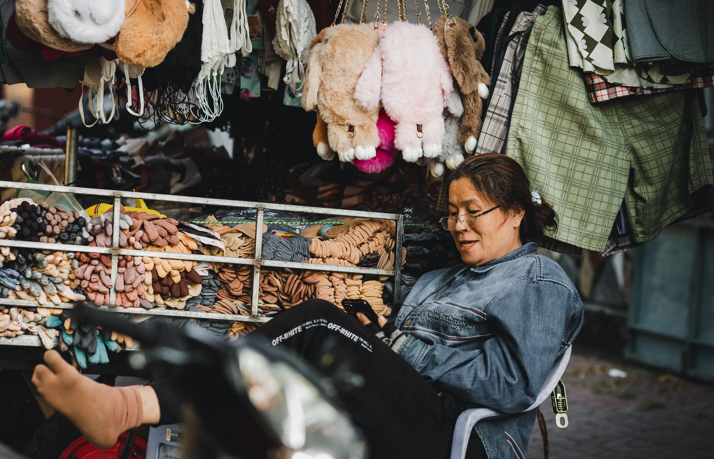 Commerçante assise devant son étal dans un marché local