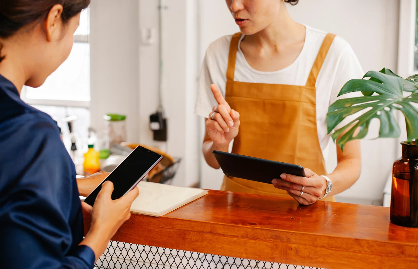 Propriétaire d'un commerce consultant les commentaires de sa clientèle
