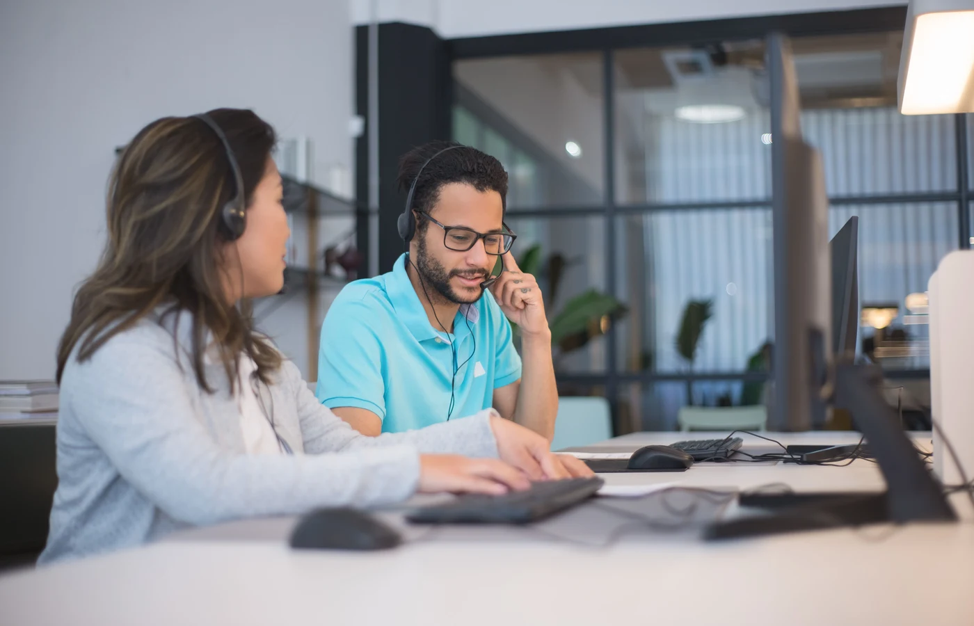 Professionnel appliquant une méthode numérique pendant sa journée de travail