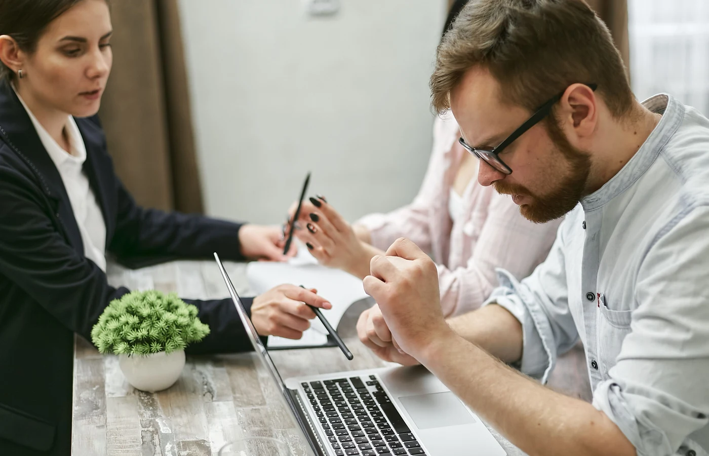 Petite équipe examinant les résultats et les prochaines actions à réaliser