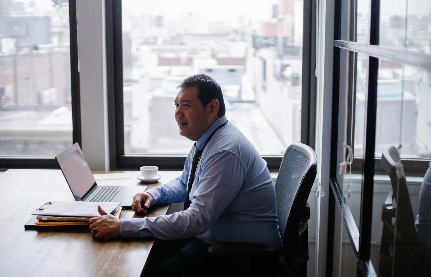 Professionnel appliquant une méthode numérique pendant sa journée de travail