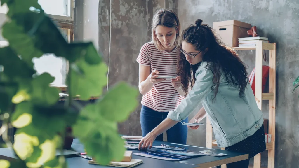 Professionnels d'une petite entreprise travaillant sur leur présence numérique