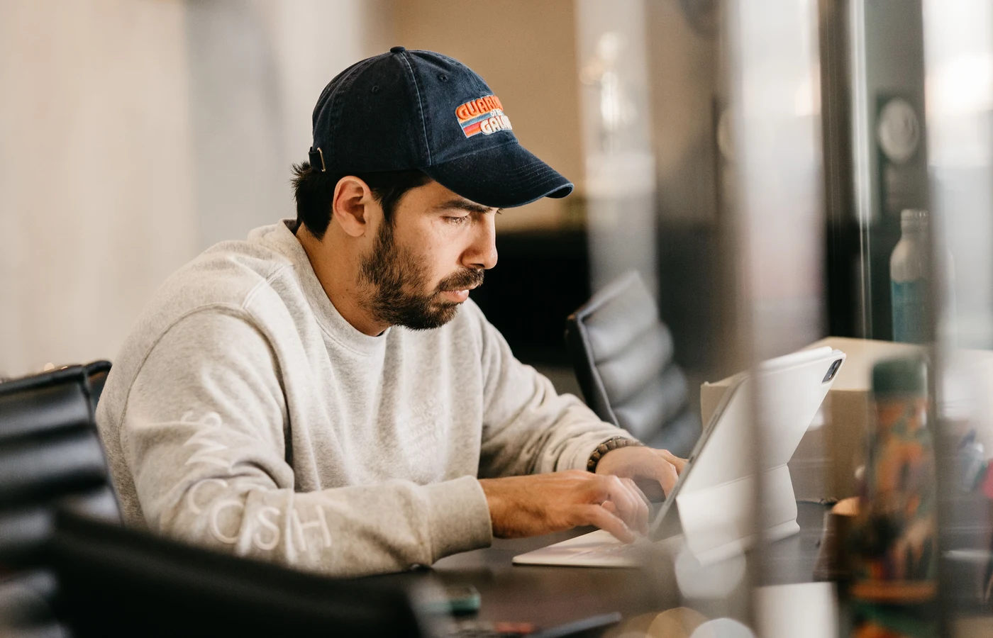 Professionnel appliquant une méthode numérique pendant sa journée de travail